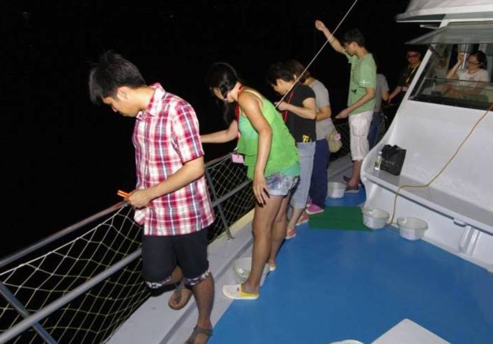 釣墨魚 遊船河同樂，行程十分豐富！直接出海的夜釣墨魚團。