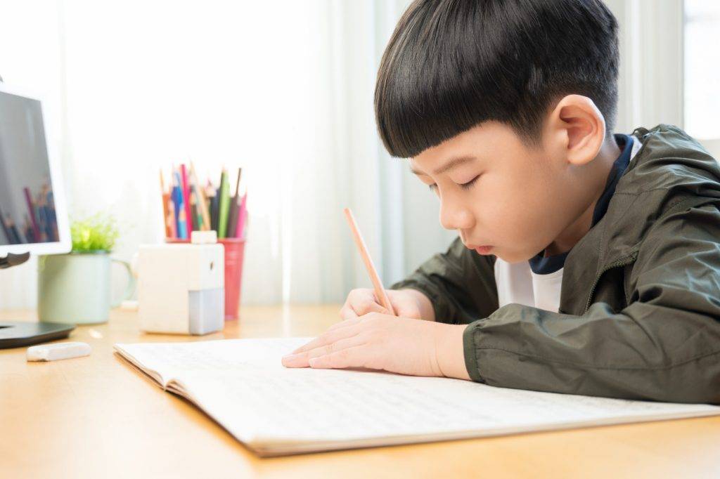 SEN 學校老師觀察到他的創造力不凡，但注意力較弱，也抗拒做需要寫作的作業。