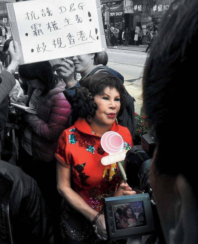 黃夏蕙 移民 D&G禁止香港人攝影風波，黃夏蕙現身支持「反名店霸權」，由於「攝石人」變成敢言代表。