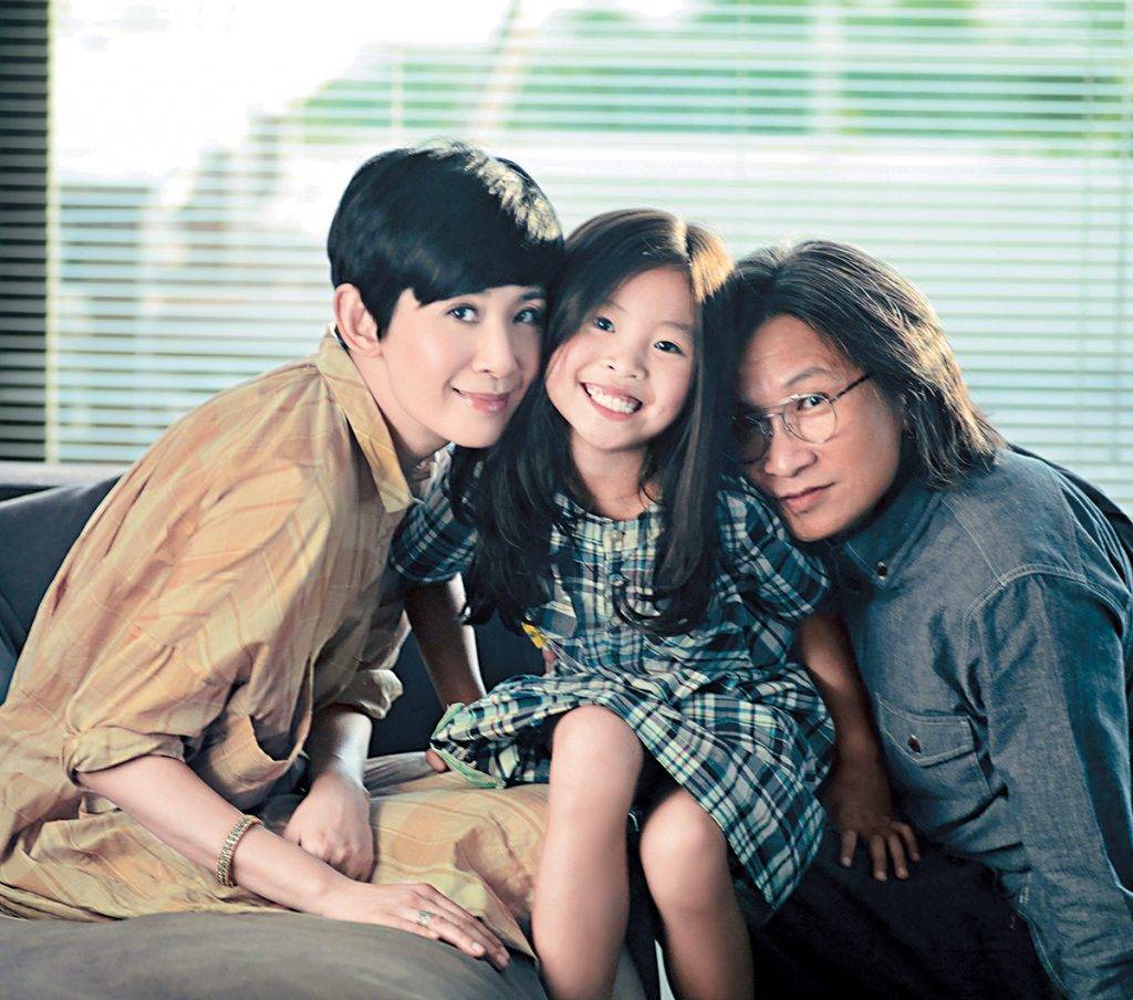 吳君如 陳可辛 2013年，陳可辛、吳君如與7歲的女兒陳是知拍攝慈善月曆，場面溫馨。