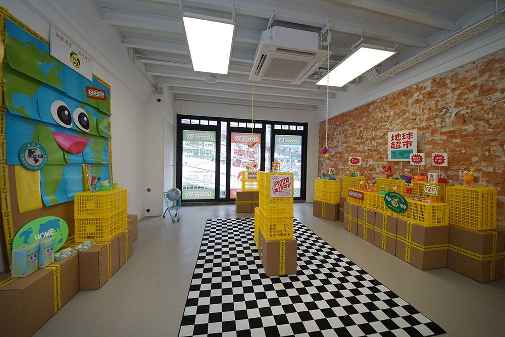 RAZE 新店更與本地手工玩具品牌LeeeeeeToy推出聯乘展覽。