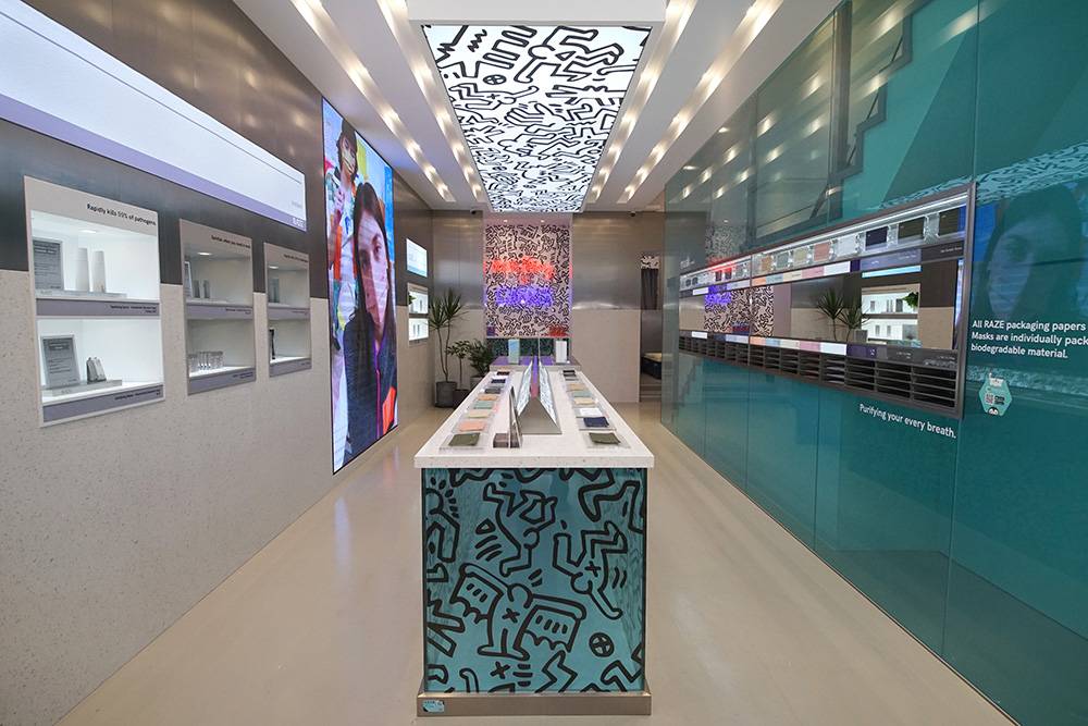 RAZE中環新店樓高3層，以不繡鋼、水雲石、玻璃作主要設計元素營造現代感覺，進店已看到傳奇藝術家 Keith Haring 的標誌性圖樣。