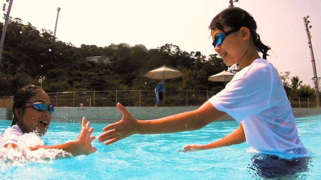 專訪風之子陳敬然及風帆運動員鄭清然 自小習泳益處多 學習基本游泳技巧及正確水上安全知識後，才能安全地進行水上運動。