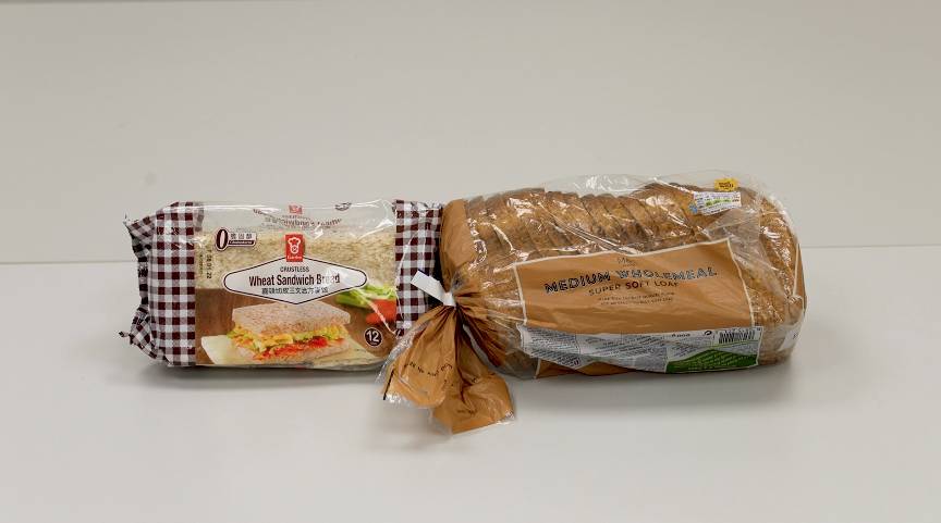 麵包 方包 馬莎M&S FoodMedium Sliced Wholemeal Bread左上一）和嘉頓切皮三文治方麥包右下一）膳食纖維含量較高