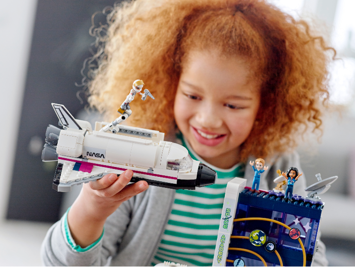 LEGO®Friends 小朋友可以上演宇航員訓練遊戲，喺太空穿梭機模擬飛行，仲可以試太空行走任務等等