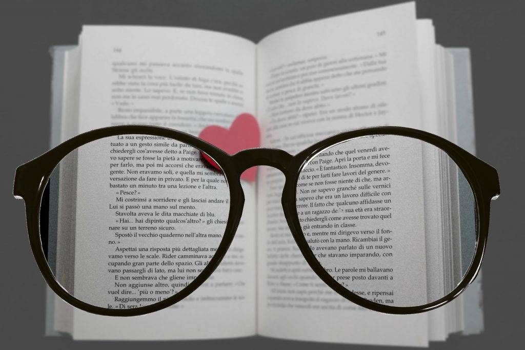 老花矯正 老花 閱讀時戴上150至250度凸透鏡眼鏡能幫助看清近處的文字。