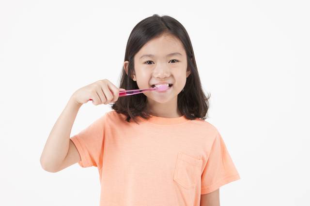 小朋友箍牙 戴上隱形牙箍仍可方便刷牙和進食，不會為口腔日常清潔增加難度，或帶來其他牙齒問題。