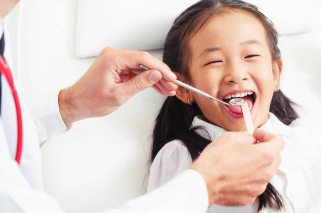 小朋友箍牙 建議小朋友可在7歲起接受矯齒檢查，評估牙齒及顎骨生長情況。