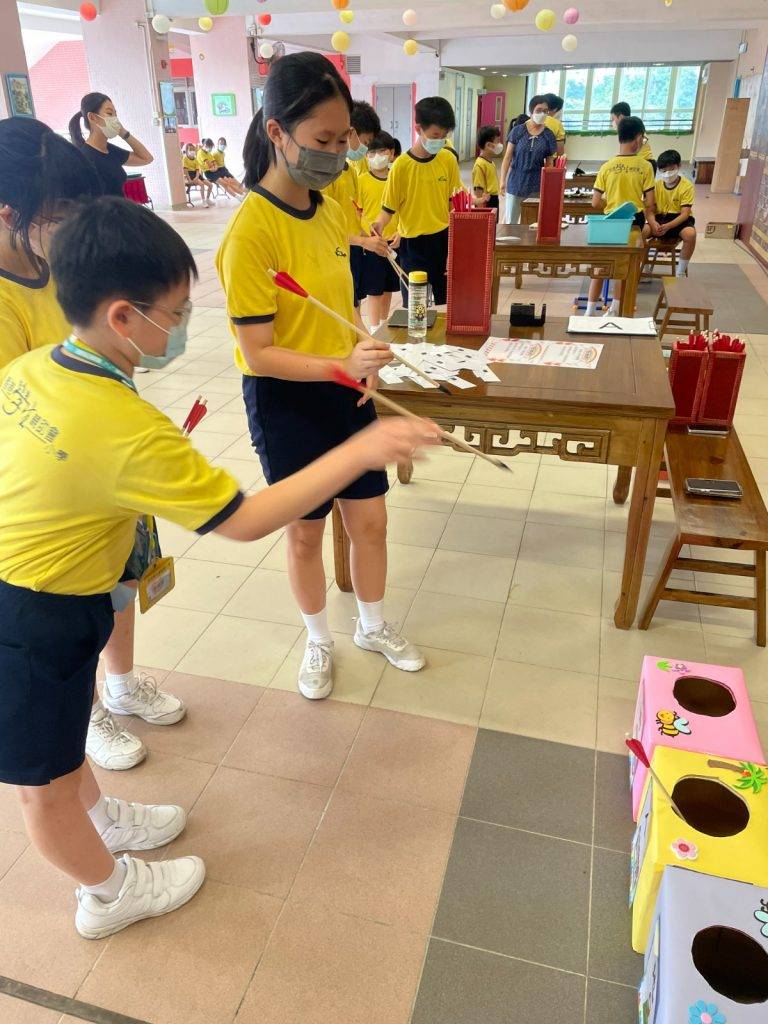 兩文三語 校方設置了不同的中國古代運動讓學生體驗，例如: 投壺、蹴鞠、射術等。
