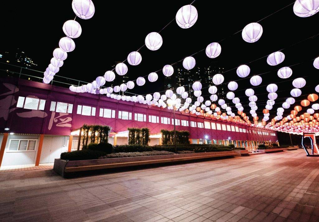 中秋好去處 東涌東海濱長廊即日起舉辦東涌海濱花燈節，有巨型霓虹花燈，以及4米高的花燈牆，更有逾1,000個燈籠！