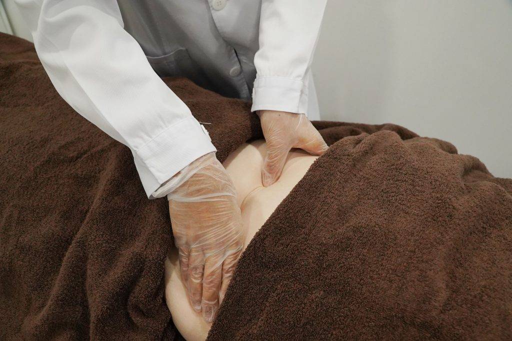 子宮 中醫師在療程中會以腹部按摩手法，促進腹部的氣血循環。