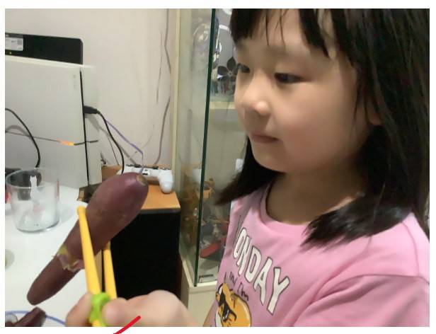 可譽 非一般的「閱讀」任務除具有一般的作答題目外，更有一些「動手做」的挑戰，如看畢《使用筷子》一文後，孩子便嘗試以筷子夾東西。