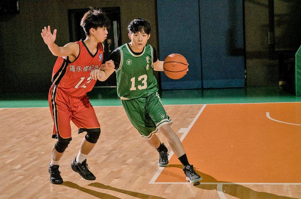 季前賽 Ian陳卓賢飾演 - 阿鋒卓立鋒）翰林大學籃球隊隊長，亦曾經是覺東中學籃球隊成員，與姜濤曾有過節
