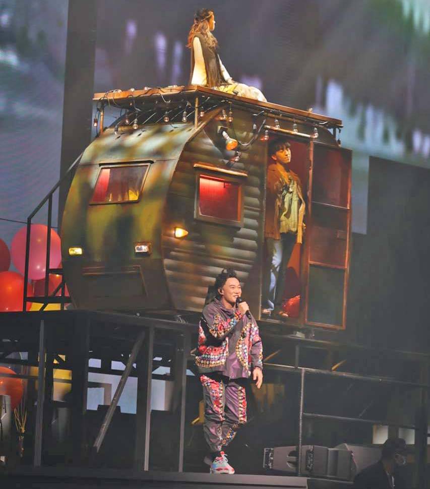 陳奕迅演唱會2022 大型舞台式設施，這一幕是《七百年後》。