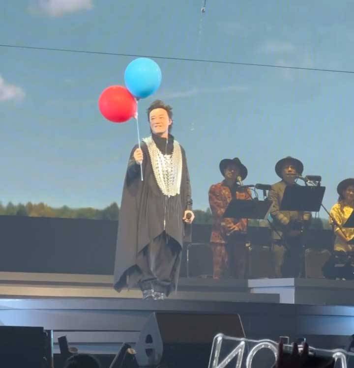陳奕迅演唱會2022 Eason演唱《任我行》到最尾，台頂吊下紅藍氣球。