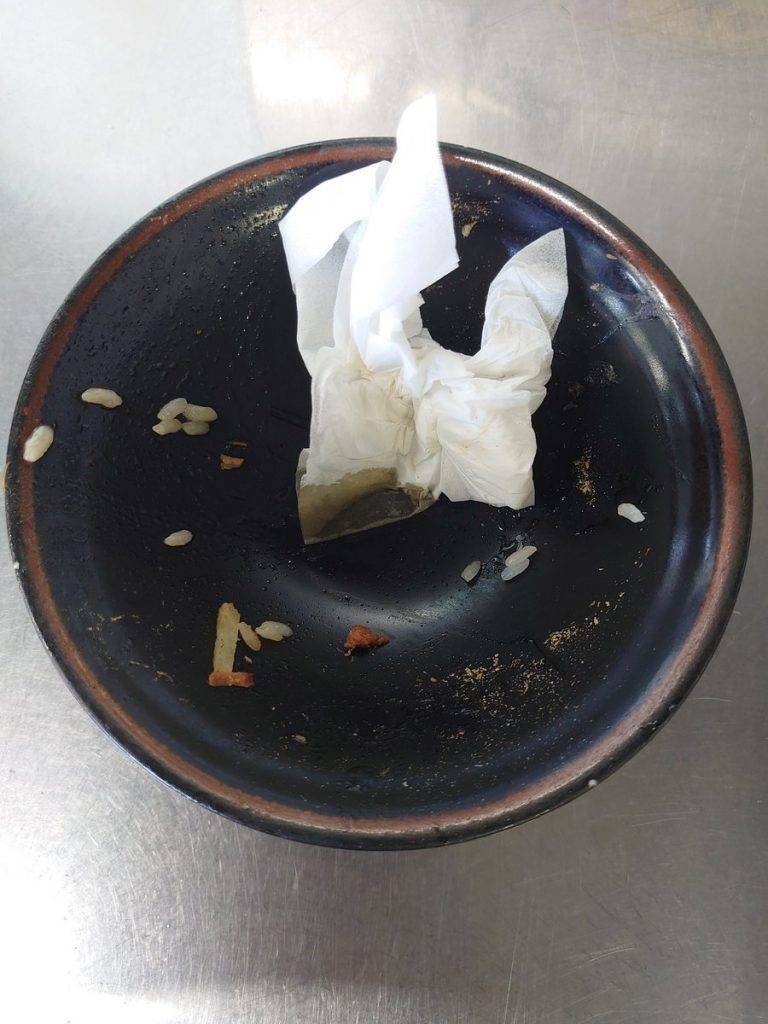 日本拉麵 用餐過後，用過的紙巾多數都會放到碗內，方便收拾。但於日本有間拉麵店店主卻怒轟食客這樣的行為。
