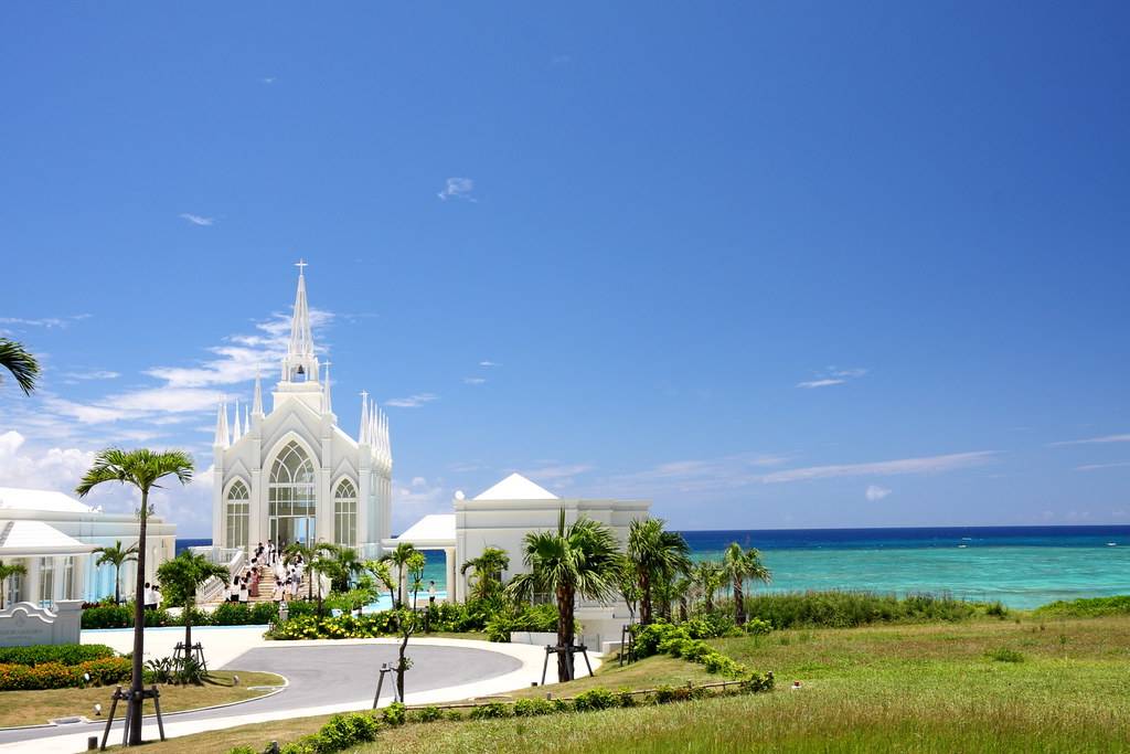 麥明詩 盛勁為上載的照片中背景正好是沖繩熱門結婚聖地之一Lazor Garden Alivila克麗絲蒂教堂）