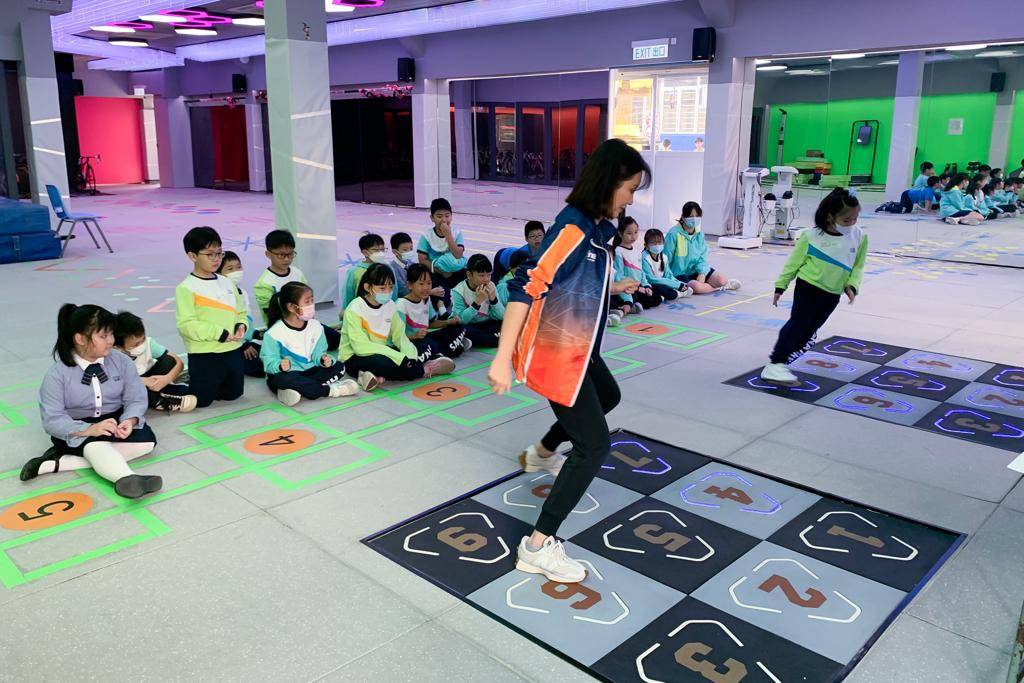  體育科 智能地板則結合了反應燈技術和體適能要素，透過地板上的指示燈和感應器，引導學生完成各種30秒的運動動作。