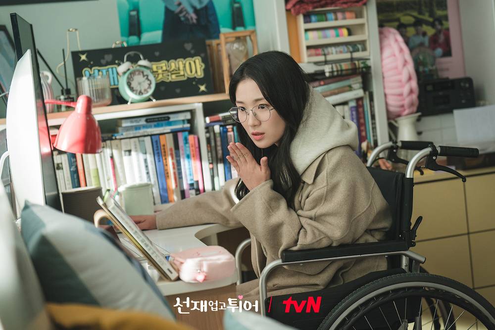 背着善宰跑 剧中的女主角在读高中时遭遇了一场事故，导致她瘫痪。 （图片来源：tvN）