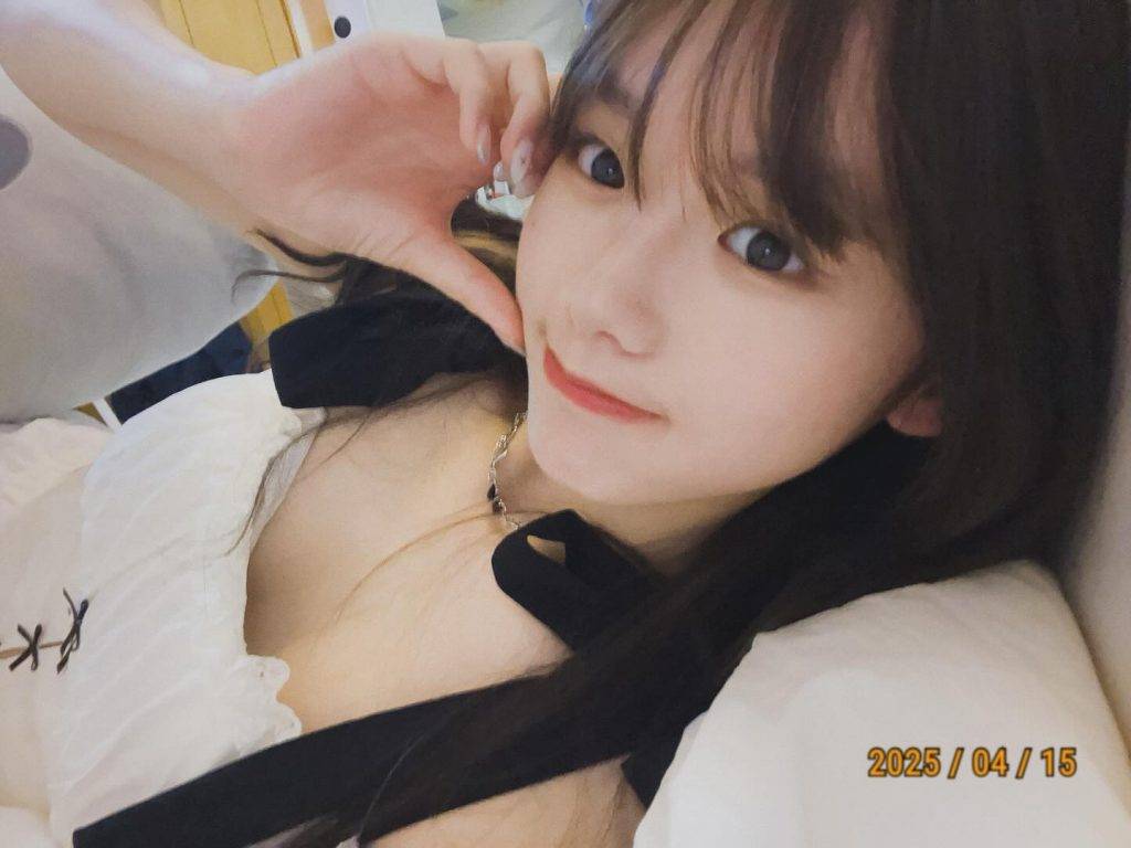 香港小姐2024 yoyo 17歲 中五 YOYO嘅最新自拍,都係著住港姐面試嘅黑白吊帶裙。(圖片來源:yoyoyiu._)