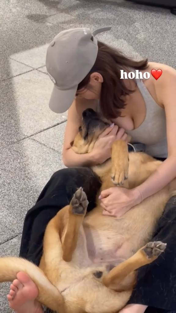 足球女將 niki Niki與愛犬十分痴纏!(圖片來源:IG@niki_yaqi)