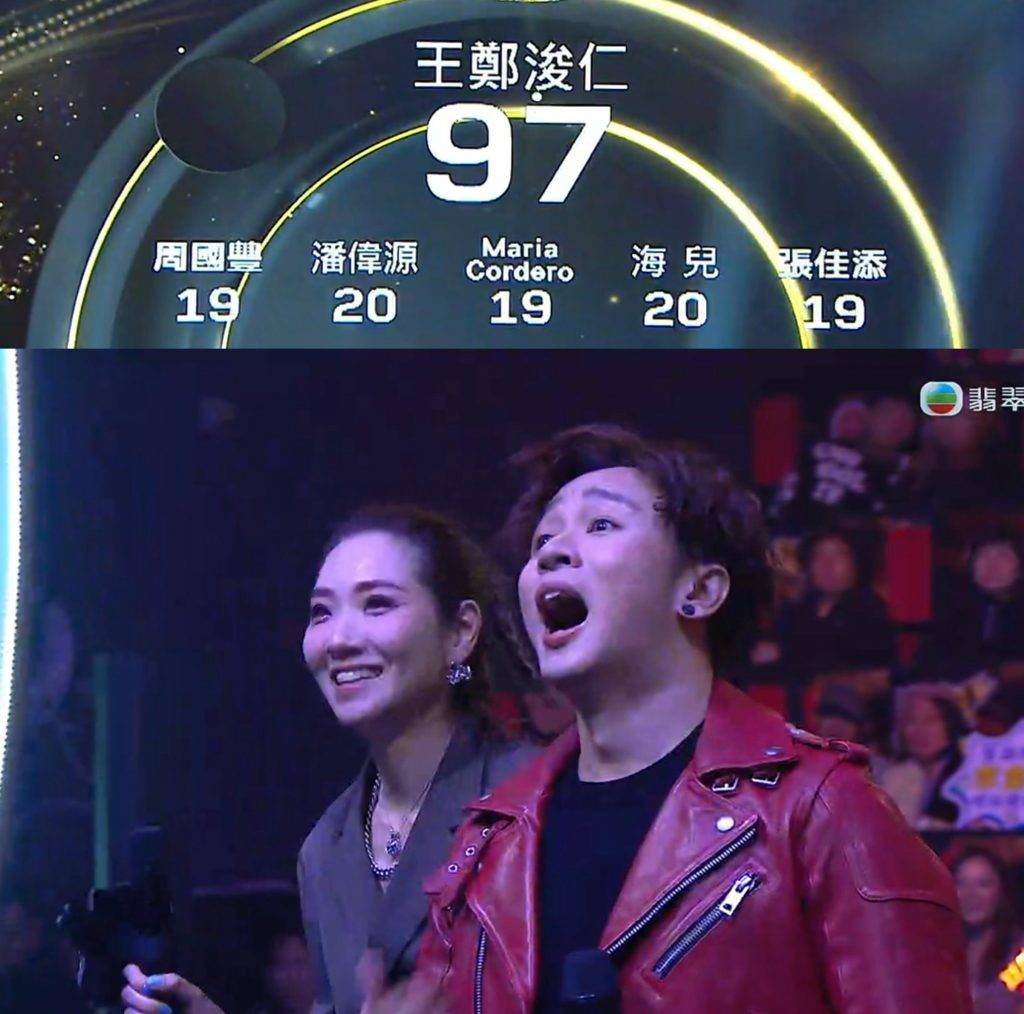王鄭浚仁《中年好聲音3》淘汰出局在即|姓氏由來 睇嚟王鄭開始慢慢搵到表演嘅平衡點,今次《愛火花》嘅演出令一班評審都睇得好舒服,亦都覺得佢終於搵到自己。周國豐仲評價呢個表演超黐線,但係佢又睇到好爽!(圖片來源:TVB)