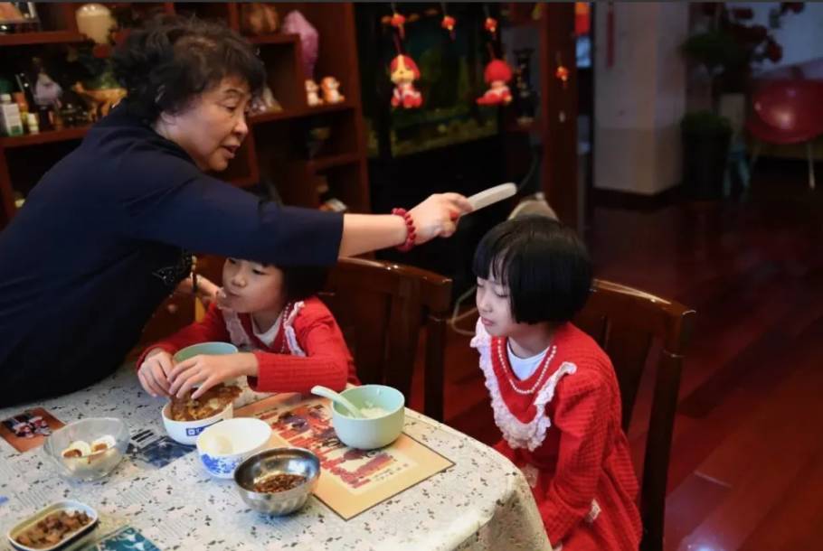 盛海琳 高齡產婦 盛海琳多年奔波頻繁出差賺錢養育孖女。(圖片來源:騰訊網)