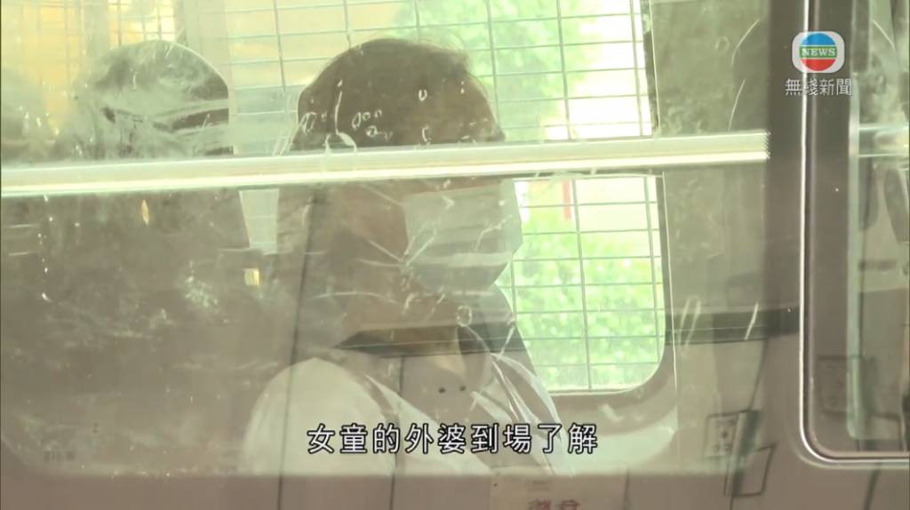 牛頭角 樂華北邨 死者母親(即女童的外婆)趕赴現場了解情況,協助警方調查。(圖片來源:截圖@無線新聞)