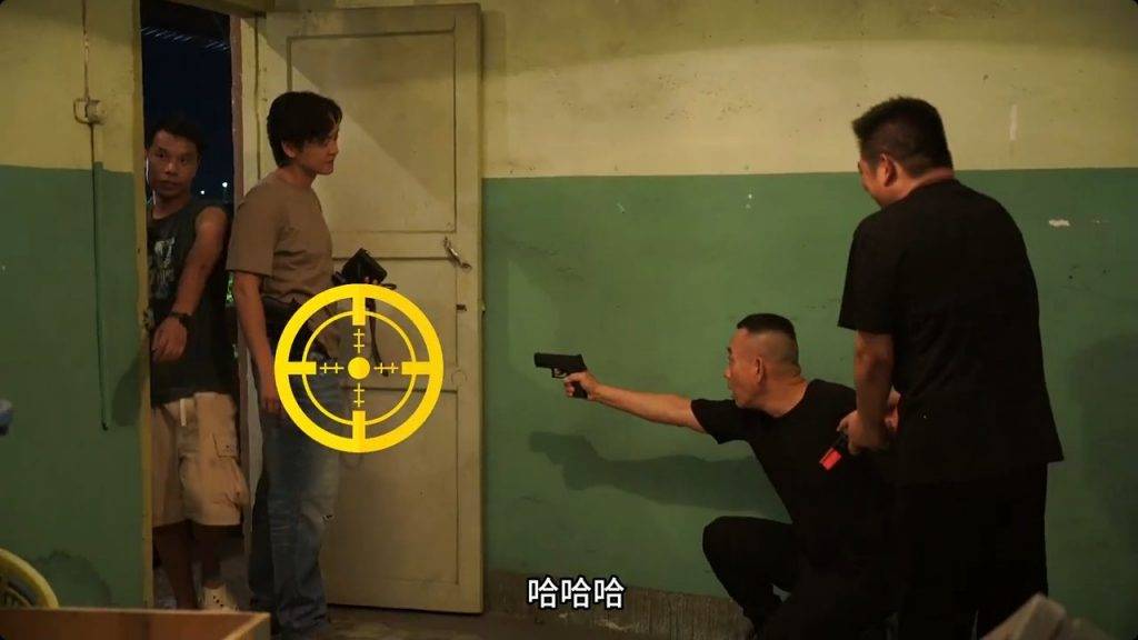 刑偵12 一臉嚴肅的林保怡,綵排某動作場口時,竟忽然興起先後槍指導演及張振朗下體。(圖片來源:TVB)