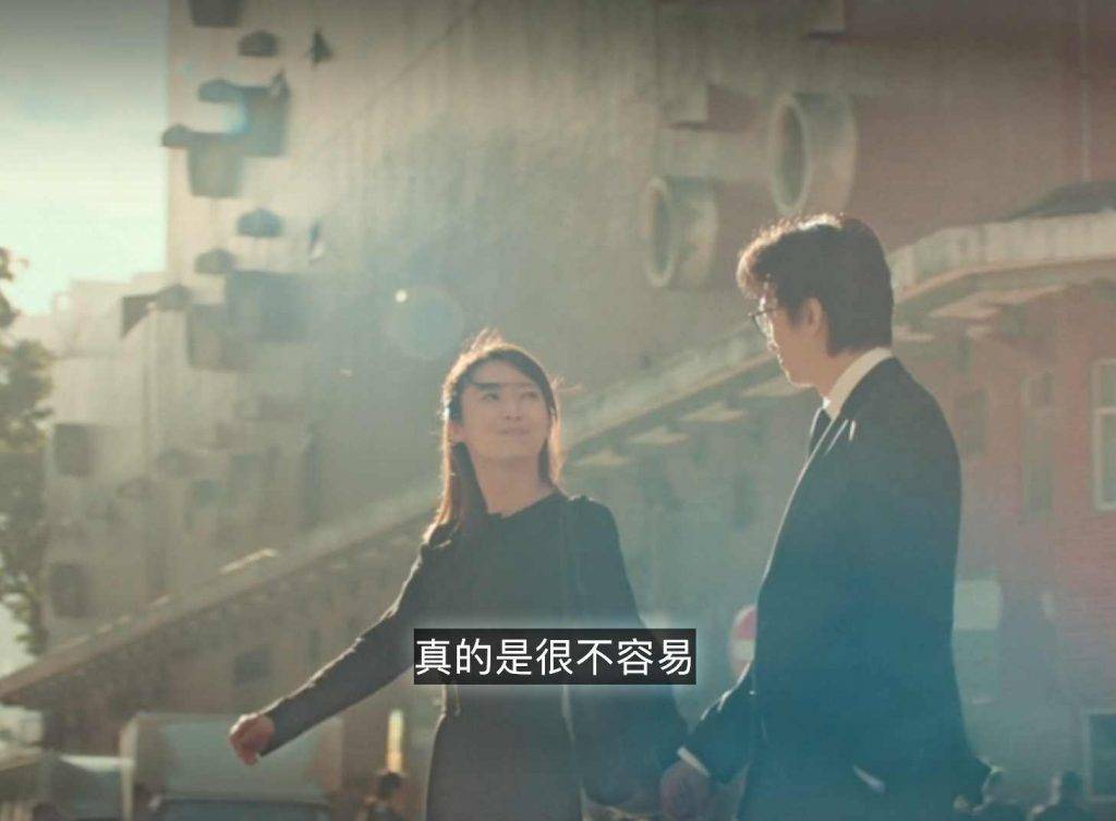 黃澤鋒 太太 陳麗麗 Lilian 導演曾經透露,電影的正面結局全賴黃子華和他說過的一段話,如果因為結局太悲傷,有人看了做傻事怎麼辦?是否承擔得起?「萬一他說的是對的怎麼辦?通常他都是對的,所以我決定做修改結局。」(圖片來源:《破.地獄》電影截圖)