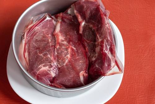 凍肉解凍 (圖片來源:Shutterstock)