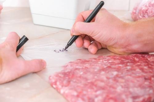 凍肉解凍 (圖片來源:Shutterstock)