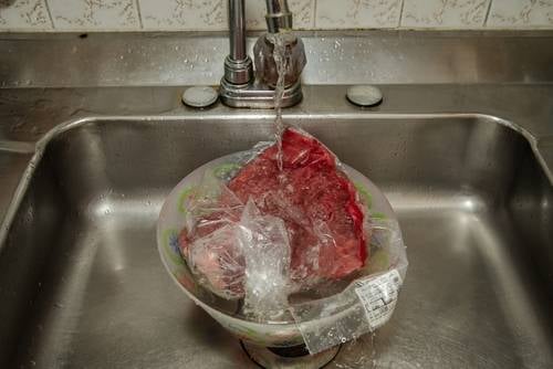 凍肉解凍 (圖片來源:Shutterstock)
