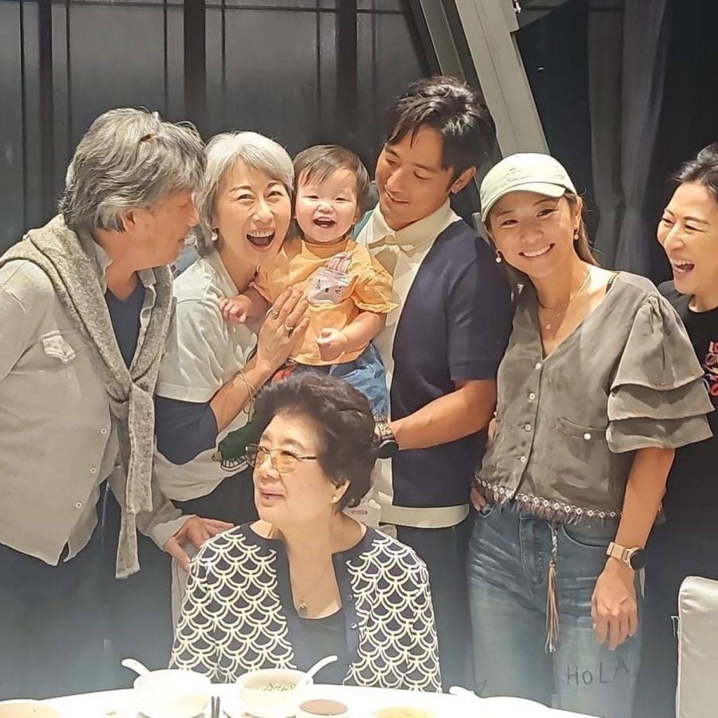 林德信 女兒 林德信在社交平台上罕有發佈家庭照,相中看到其女兒笑容滿臉,繼母葉蒨文也有出席飯局。(圖片來源:Facebook@Alex Lam 林德信)