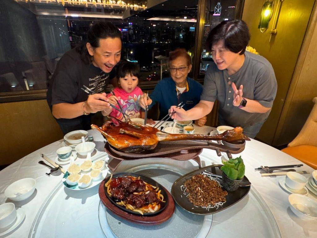 陳麗麗 喪父 本月3日,陳麗麗曾於「小黃妃」的社交平台上分享三代同堂飯聚照,相當溫馨。(圖片來源:Facebook@妃嘗物語)