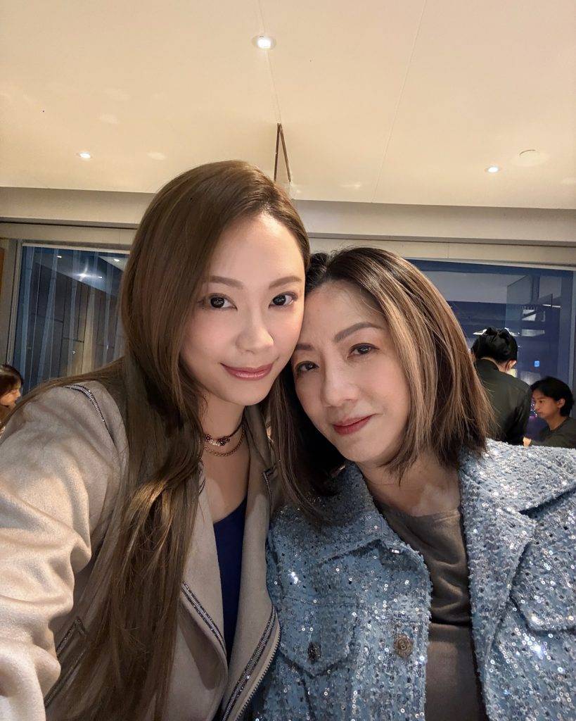 葉蒨文 女神配對計劃 很多網民都覺得葉蒨文與媽媽似兩姊妹多過似母女。(圖片來源:Facebook@葉蒨文 Sophie Yip)