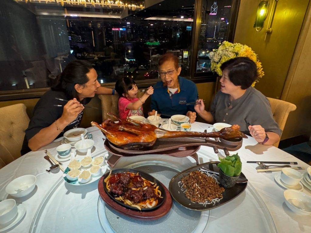 陳麗麗 喪父 本月3日,陳麗麗曾於「小黃妃」的社交平台上分享三代同堂飯聚照,相當溫馨。(圖片來源:Facebook@妃嘗物語)