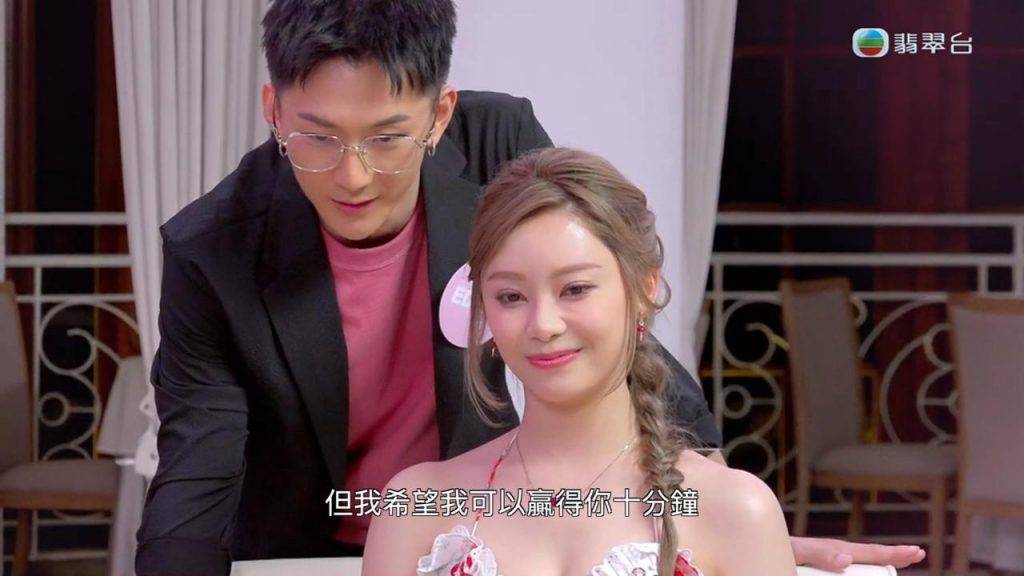 女神配對計劃 囂張 Eddie試圖出動磁性聲線追求葉蒨文,結果不敵阿謙。(圖片來源:TVB)