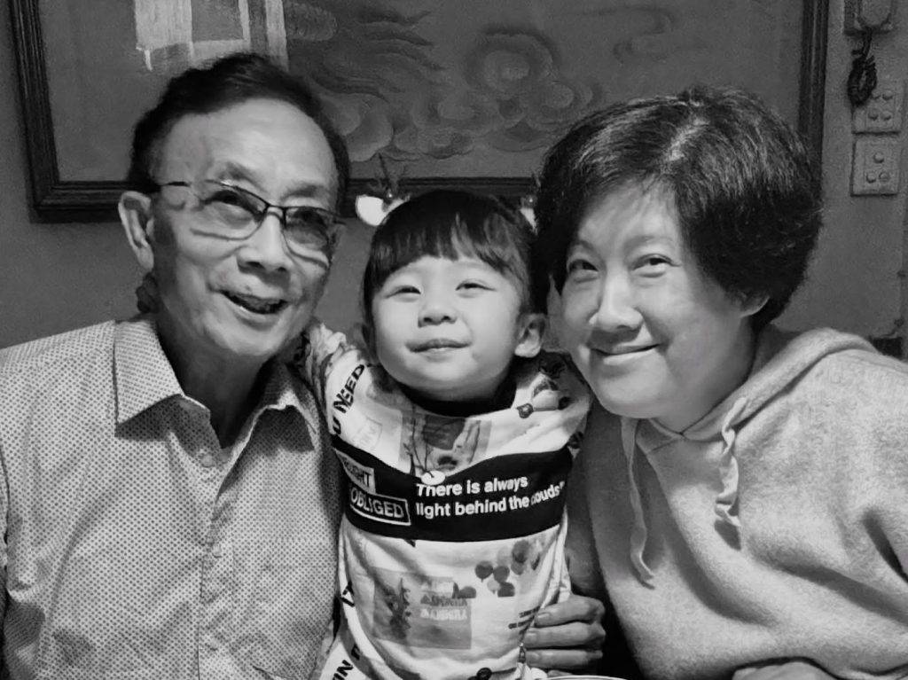 陳麗麗 喪父 58歲大肚陳麗麗貼黑白照悼念父親。(圖片來源:Facebook@妃嘗物語)