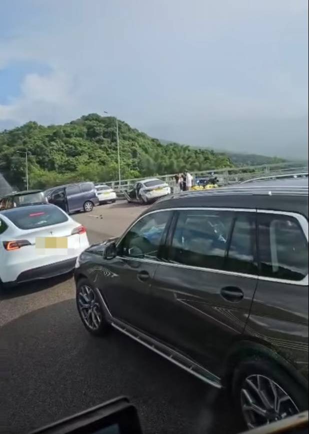 粉嶺公路 5車 有網民上載當時交通意外的片段。(圖片來源:Facebook影片截圖@吐露港塞L爆關注組 Bosco Chu)