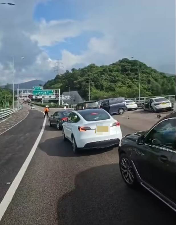 粉嶺公路 5車 有網民上載當時交通意外的片段。(圖片來源:Facebook影片截圖@吐露港塞L爆關注組 Bosco Chu)