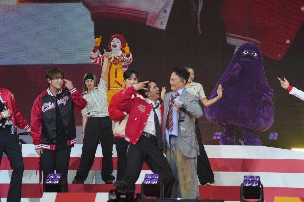 麥當勞50週年im lovin 隊長Lokman(楊樂文)更成為最搶鏡的一位MIRROR成員,他的舞步動作在陳奕迅配合下,將Eason「吸」到他身邊。(圖片來源:東方新地)