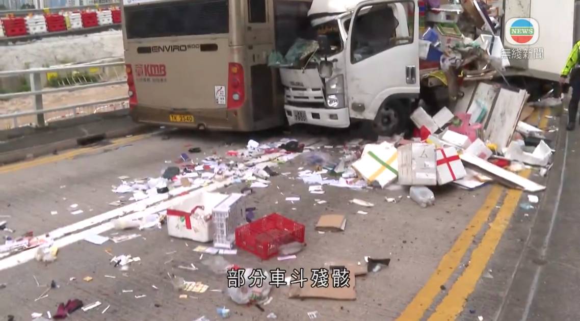 秀茂坪道貨車撞巴士嚴重車禍 貨車近乎解體 多人送院 多條巴士路線改道延誤