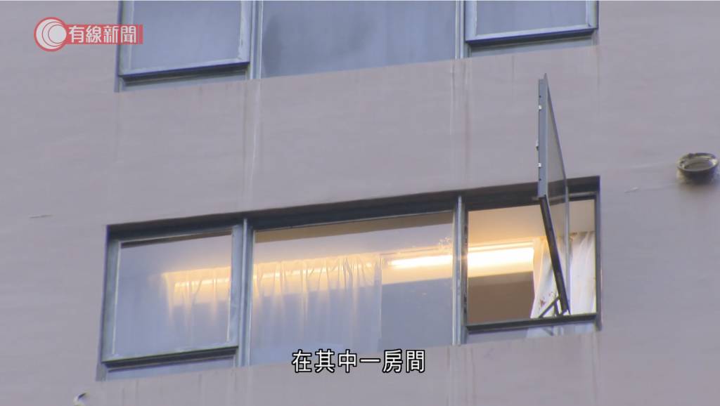 荃灣悅來酒店 4屍命案 涉事酒店有房間的窗戶打開。(圖片來源:截圖@有線新聞)