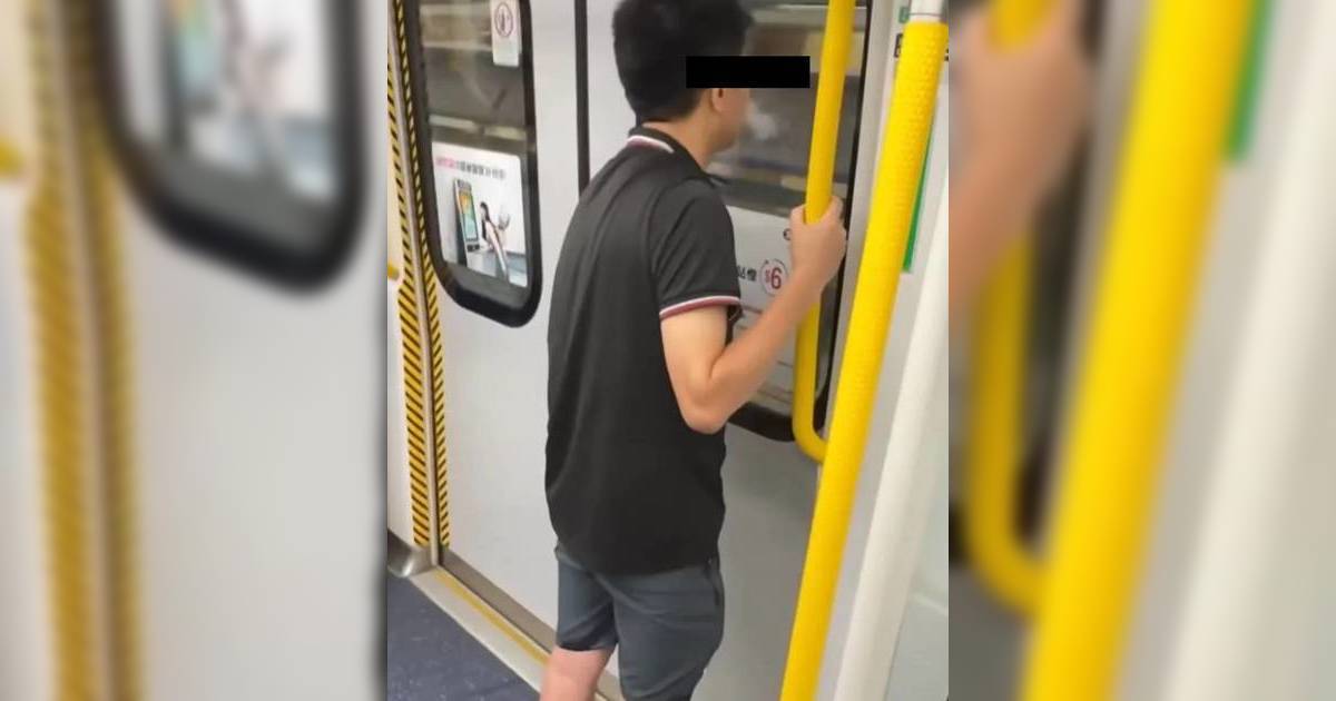 拖鞋男港鐵車廂當眾小便「拉花」滿地尿液嚇窒乘客 網民轟：地鐵有廁所㗎！