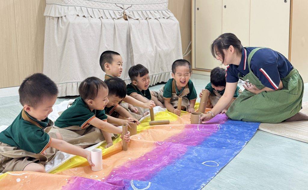 藝術融入教育 學生共同參與學校建設,繪製掛於大堂的活動簾,在校園空間展示創作成果,有助持續提升他們的成功感。(圖片來源:學校提供)