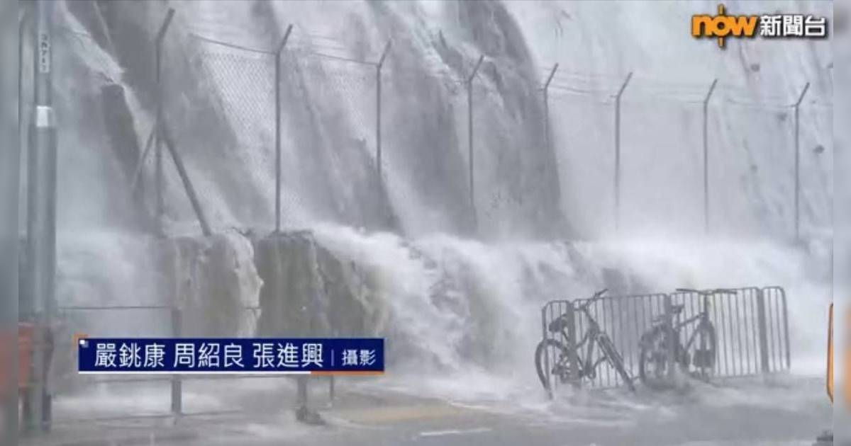 黑雨｜筲箕灣驚現「大瀑布」奇景 鰂魚涌站出口變「碼頭」市民：要搭船返屋企
