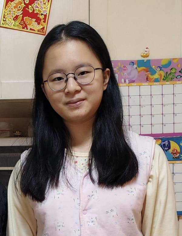 郭靄筠 尋人 18歲少女郭靄筠(Daisy Kwok)自上周一(14日)下午兩時半左右於黃大仙聯合道樂富商場現身後,便失去蹤影,家屬其後報警求助。(圖片來源:Facebook)