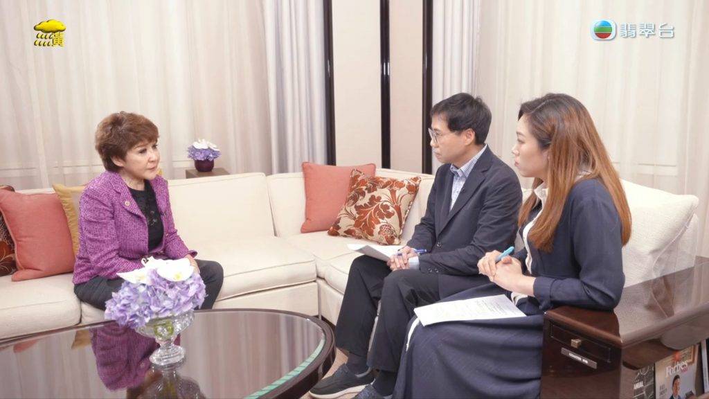 真相猜情尋 丁珮 40年前,正值李小龍逝世10周年,丁珮曾接受何守信直播專訪,如今她已78歲,在《真相猜.情.尋》接受方東昇及黃曉瑩訪問憶述事件。(圖片來源:TVB)