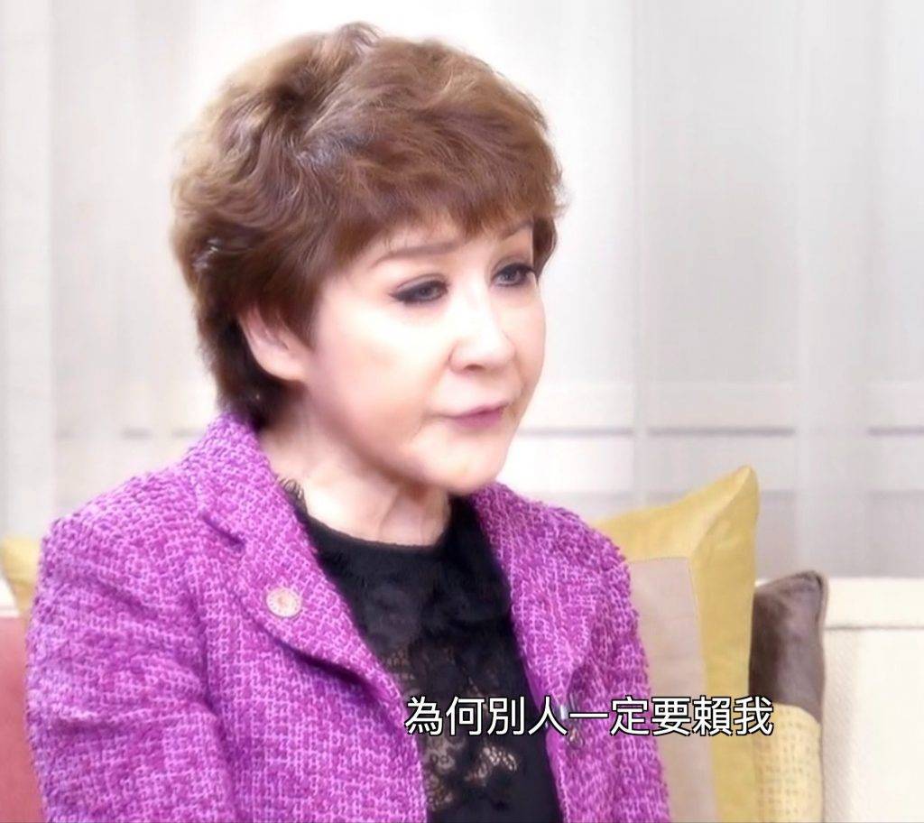 真相猜情尋 丁珮 第3集《真相猜.情 .尋》丁珮現身接受方東昇的訪問,質問外界「點解一定要賴我」,她在過去50年一直有回應關於李小龍死亡的各種質問,甚至拍電影重演案件。(圖片來源:TVB)